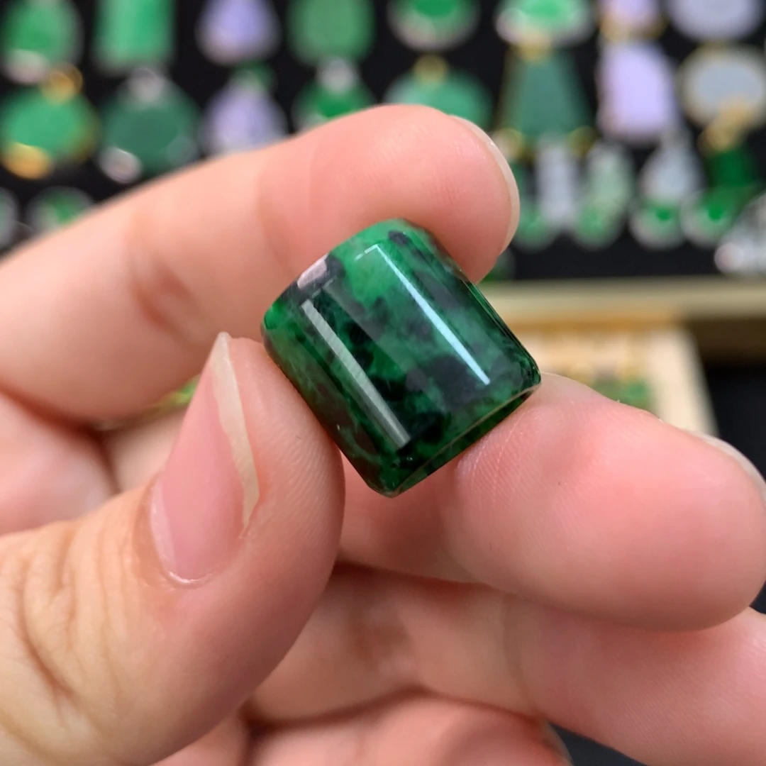 翡翠未镶嵌颈饰路路通