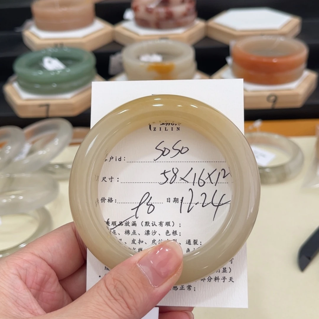 未镶嵌手镯石英质玉S****