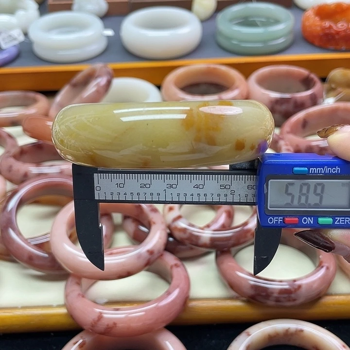 未镶嵌石英岩玉珠宝奇石