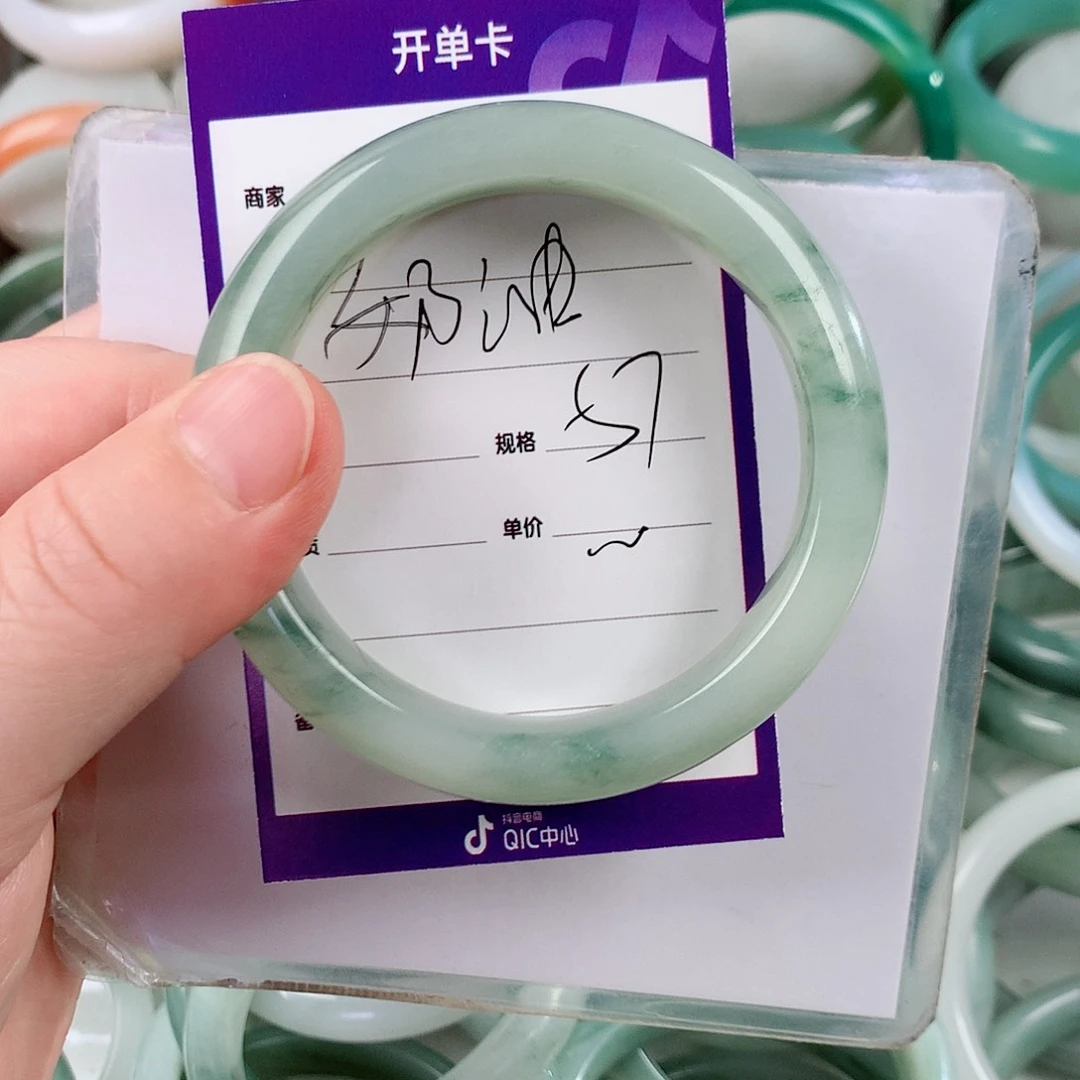 石英质玉手镯未镶嵌奶****?
