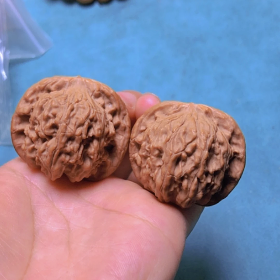 【闪购商品】核桃摆件40红狮子有修尖