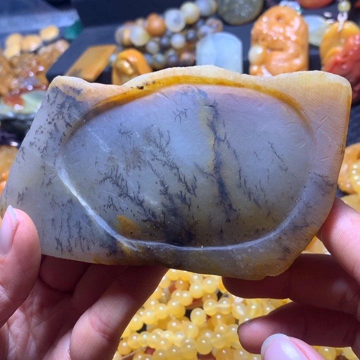 石英质玉（黄龙玉）未镶嵌颈饰