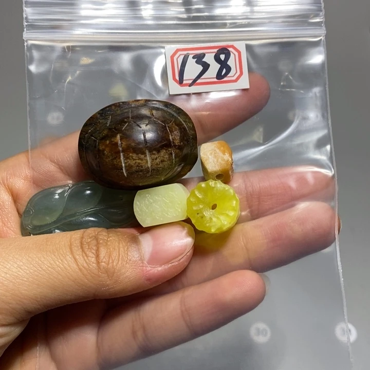 蛇纹石玉颈饰未镶嵌草***子