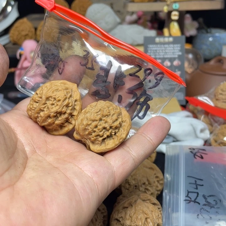 文玩核桃把件悲****.宫灯