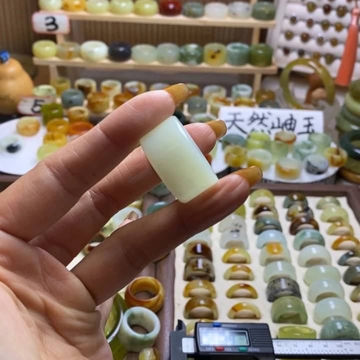 来***了岫玉未镶嵌戒指岫玉精品指环