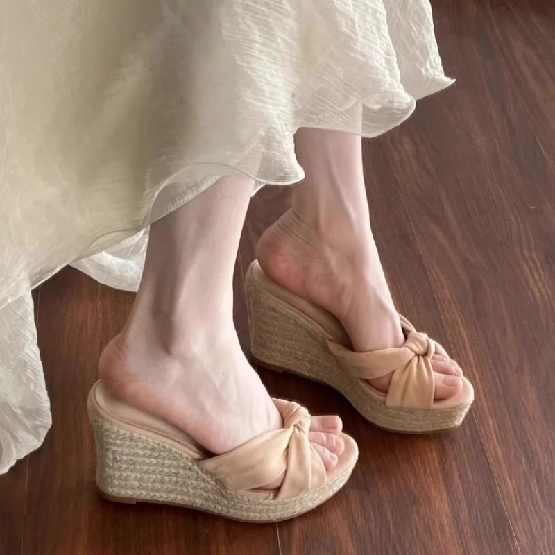 小个字坡跟露趾鞋2025夏季新款7cm 厚底交叉带外穿高跟一字拖款式