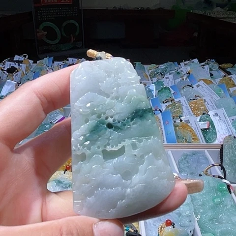 翡翠未镶嵌颈饰一个