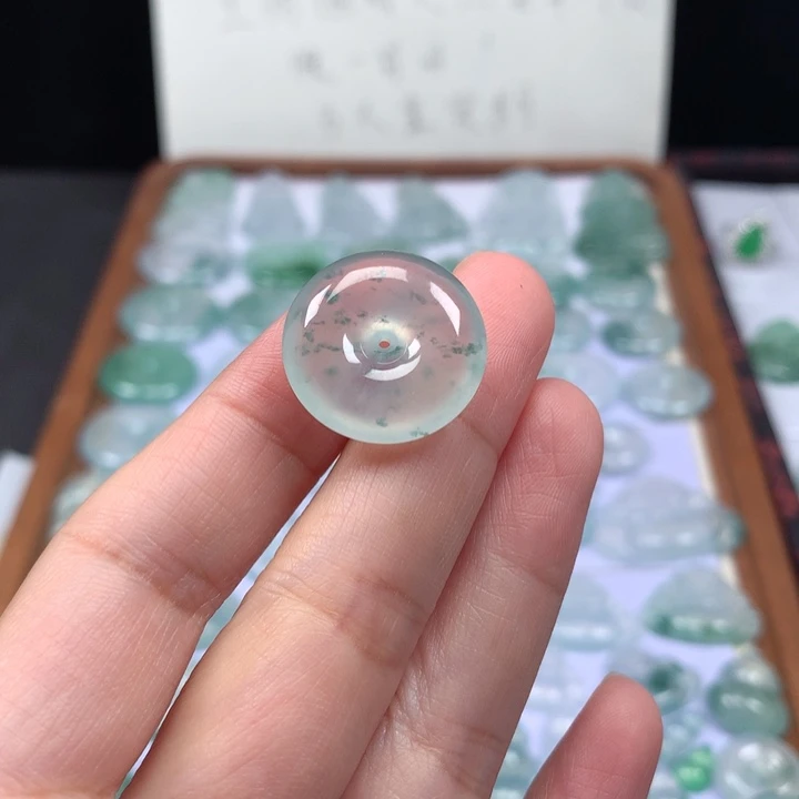 颈饰未镶嵌翡翠冰种飘花肥扣子