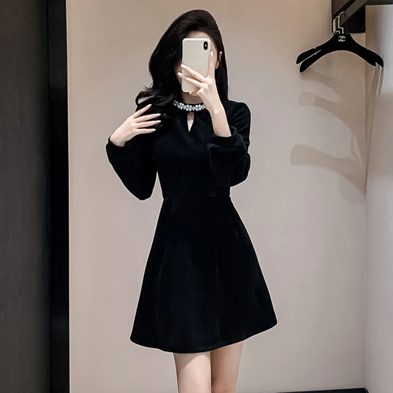 高级感圆领轻奢a字连衣裙女春季新款轻奢小个子收腰显瘦礼服裙子