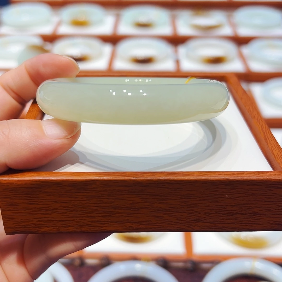 和田玉未镶嵌手镯