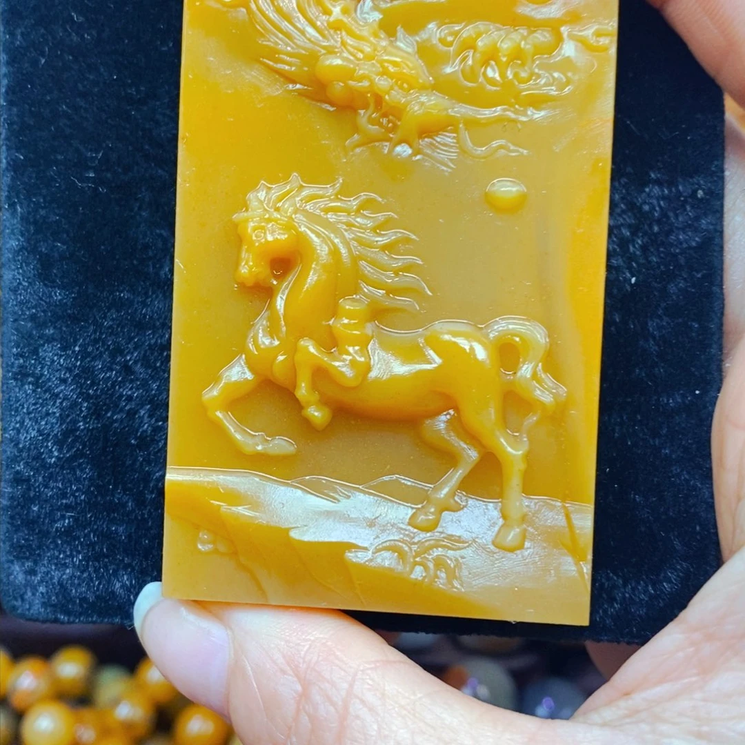 未镶嵌石英质玉（黄龙玉）颈饰