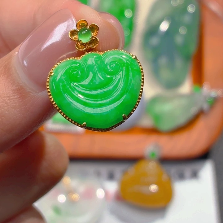 翡翠18K金镶嵌颈饰