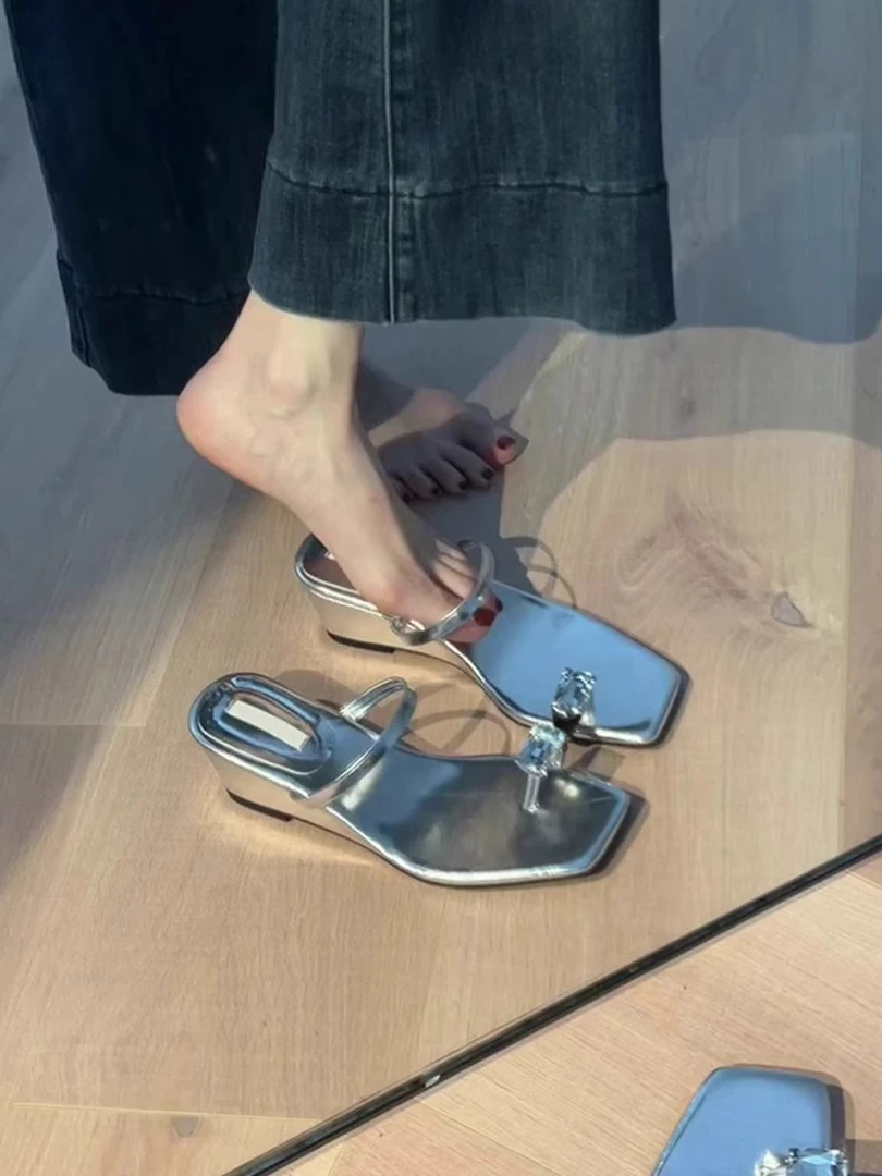 升级版~厚底坡跟水钻套趾银色凉拖鞋女方头露趾法式气质一字拖鞋