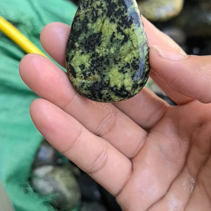 小***茱有机玻璃藏玉药王石原石吊坠一个