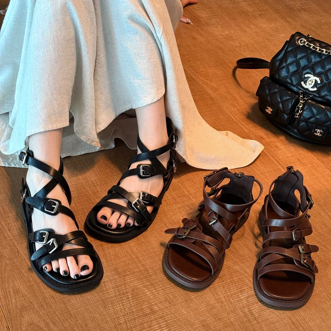 小发喵「复古交织透氧绑带罗马凉鞋｜摩登镂空步履｜极简气场全开999