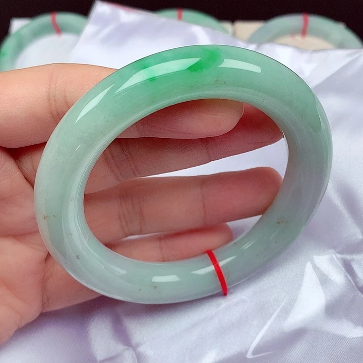 翡翠未镶嵌手镯60～61飘阳绿胖圆条手镯