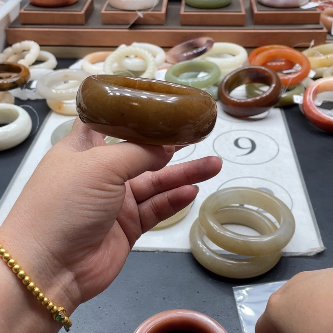 自***朵未镶嵌手镯石英质玉