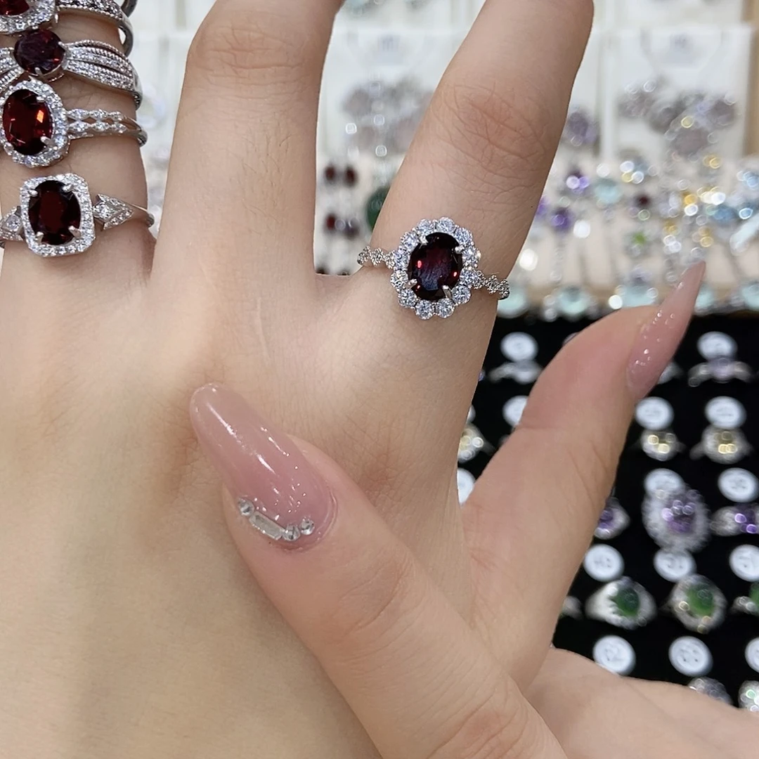 你***里银S925镶嵌石榴石戒指