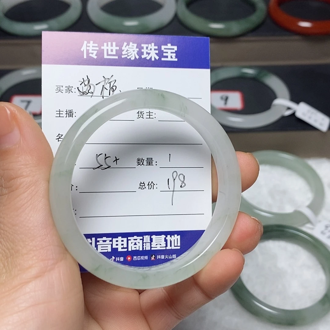 石英质玉手镯未镶嵌满*