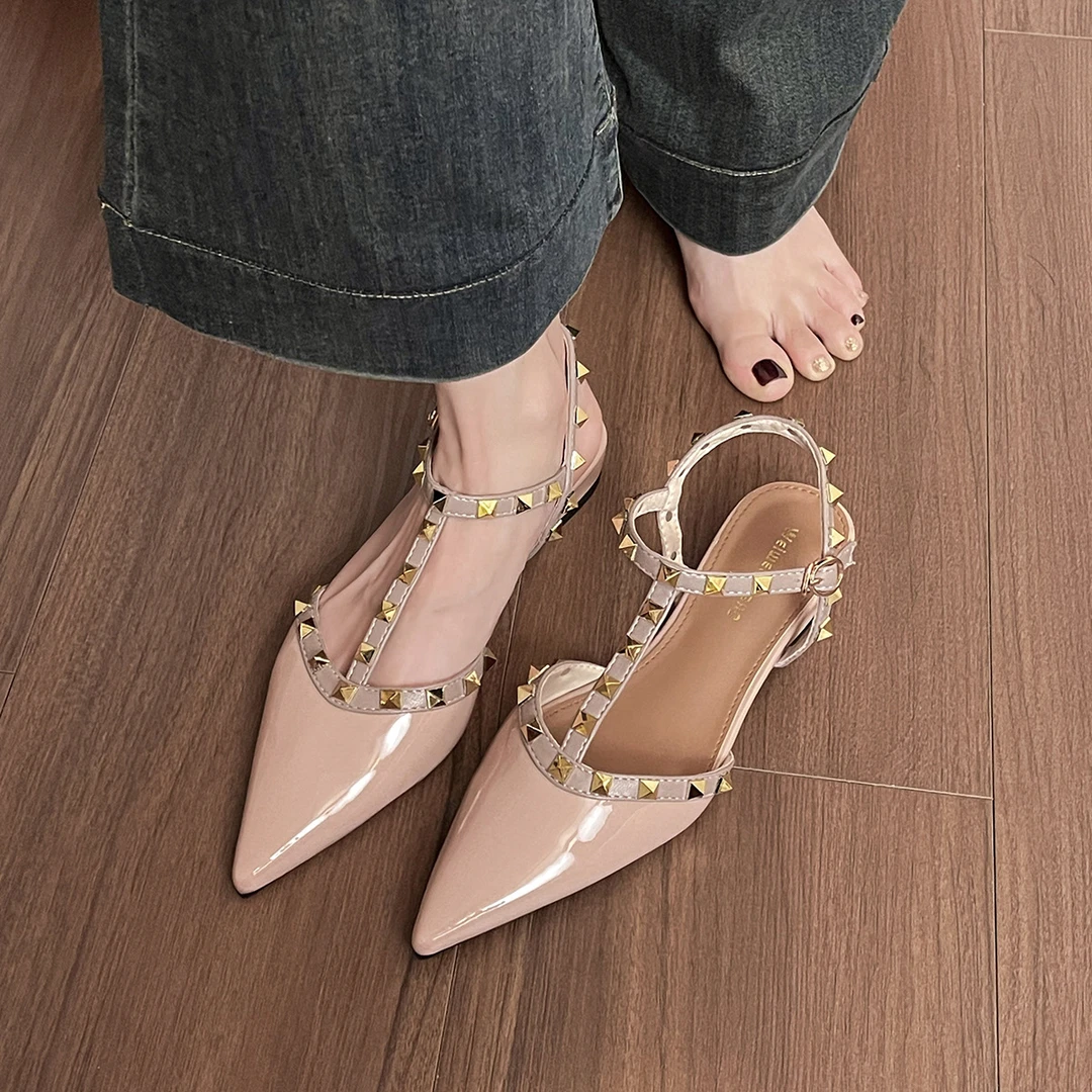 2025年春夏百搭小香风柳钉包头凉鞋女外穿法式尖头平底配裙子女鞋