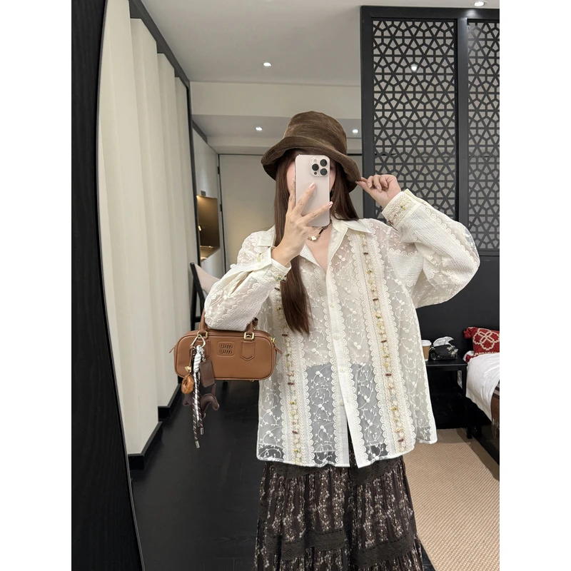 张涩涩 25秋“鎏金叙梦”轻纱飘动 米色镂空蕾丝刺绣衬衫