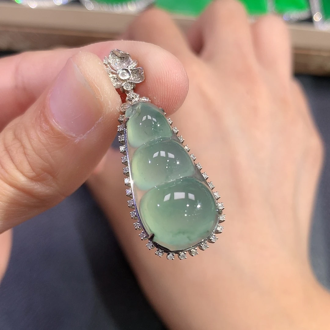 翡翠吊坠(赠链)18K金镶嵌