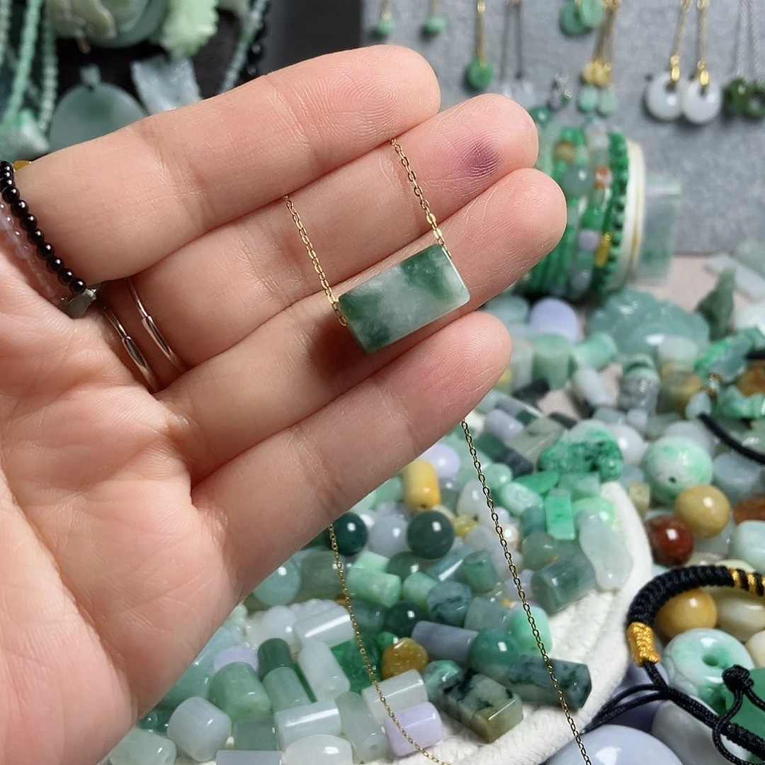 翡翠颈饰未镶嵌方块飘花