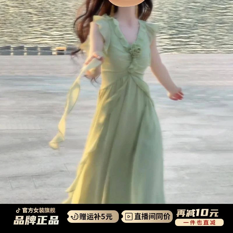 法式气质绿色小飞袖连衣裙子女夏季2026新款海边度假漂亮掐腰长裙