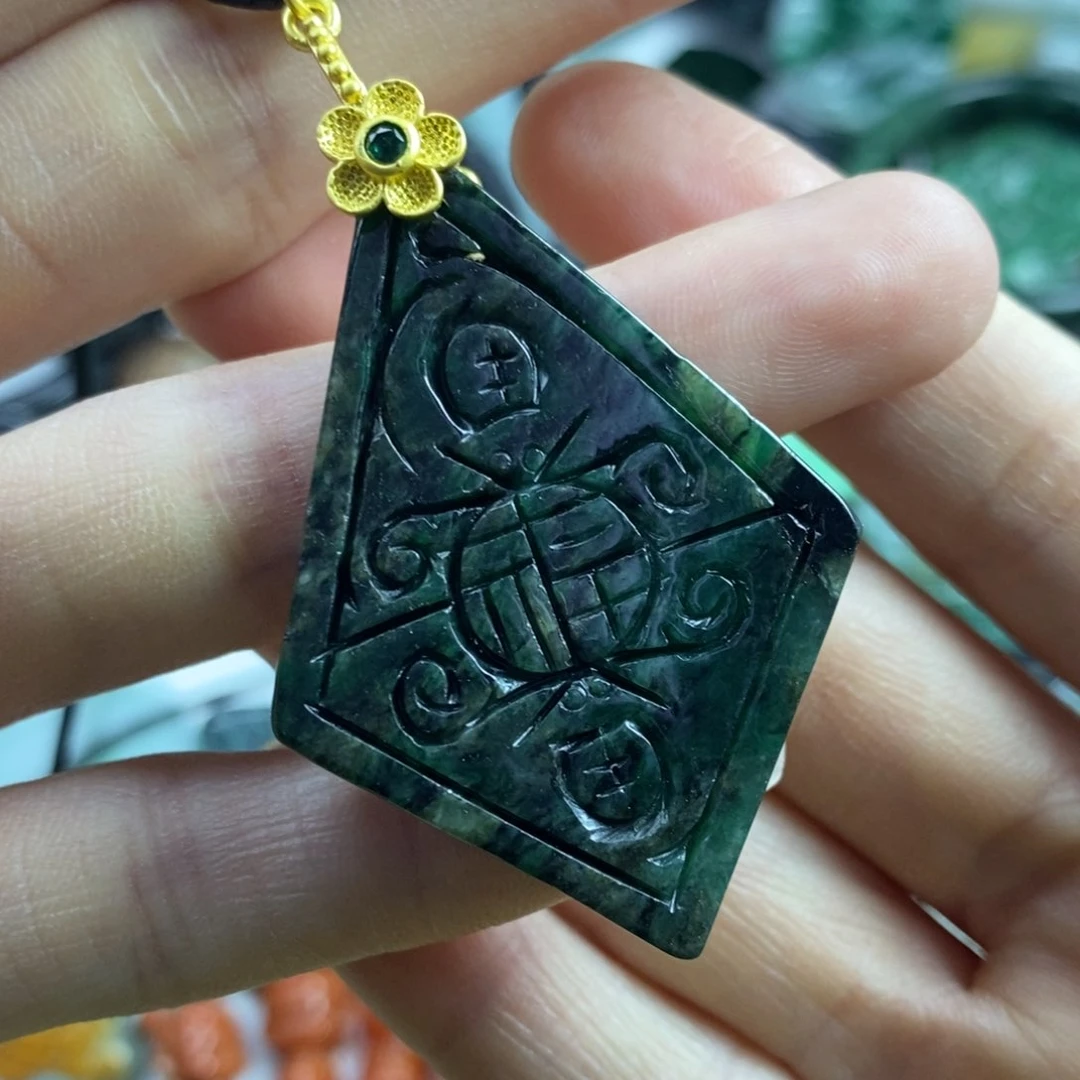 翡翠颈饰未镶嵌吊坠