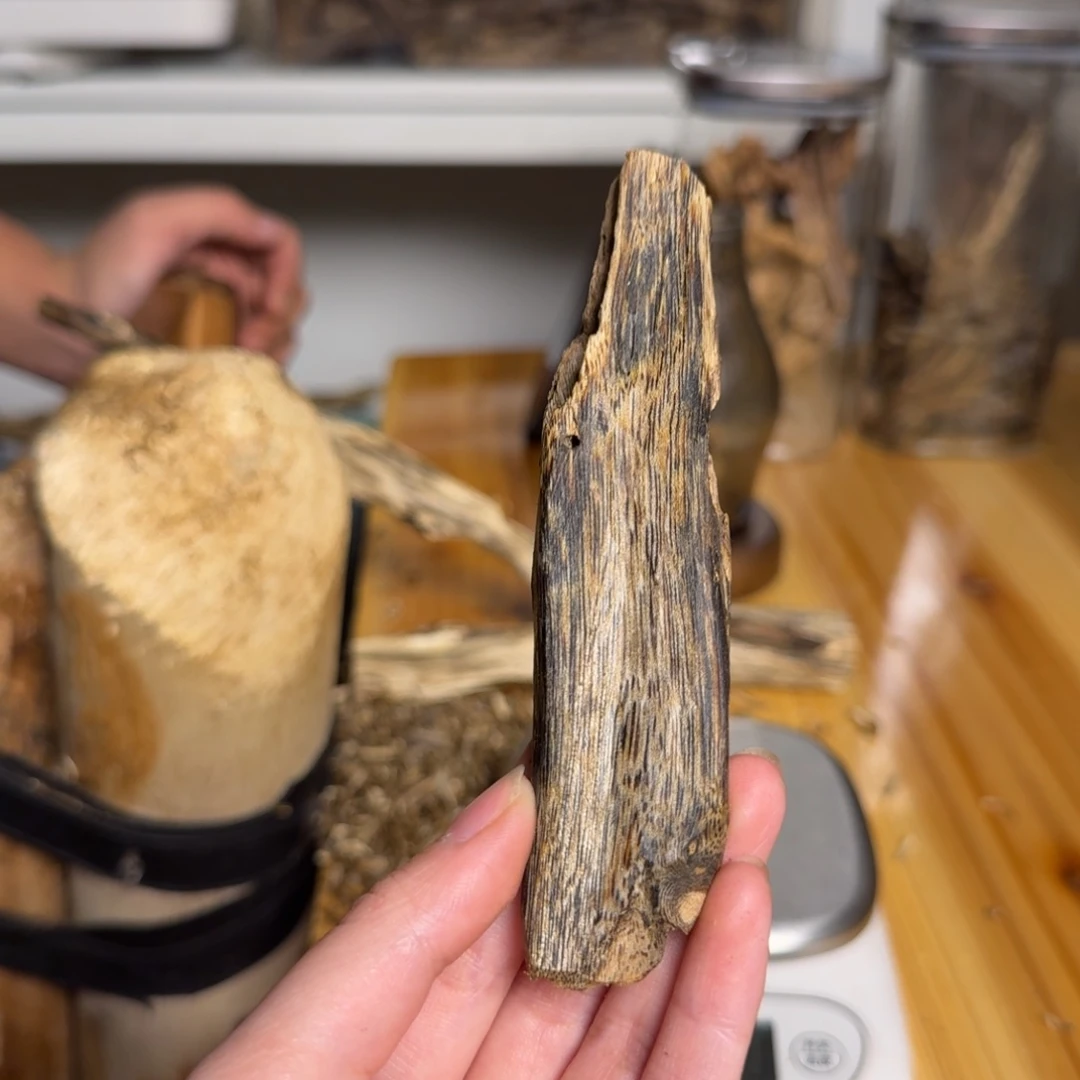 沉香绿奇虫漏香14克