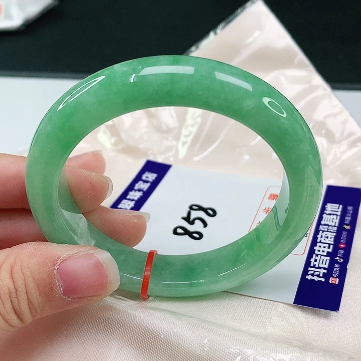 翡翠手镯未镶嵌翡翠