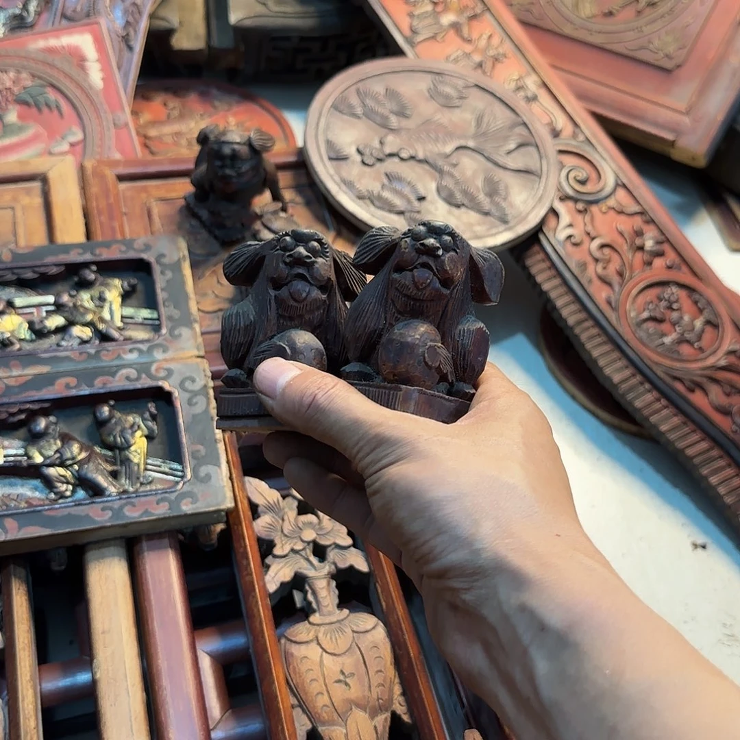 木小**针老木雕艺术的设计风格