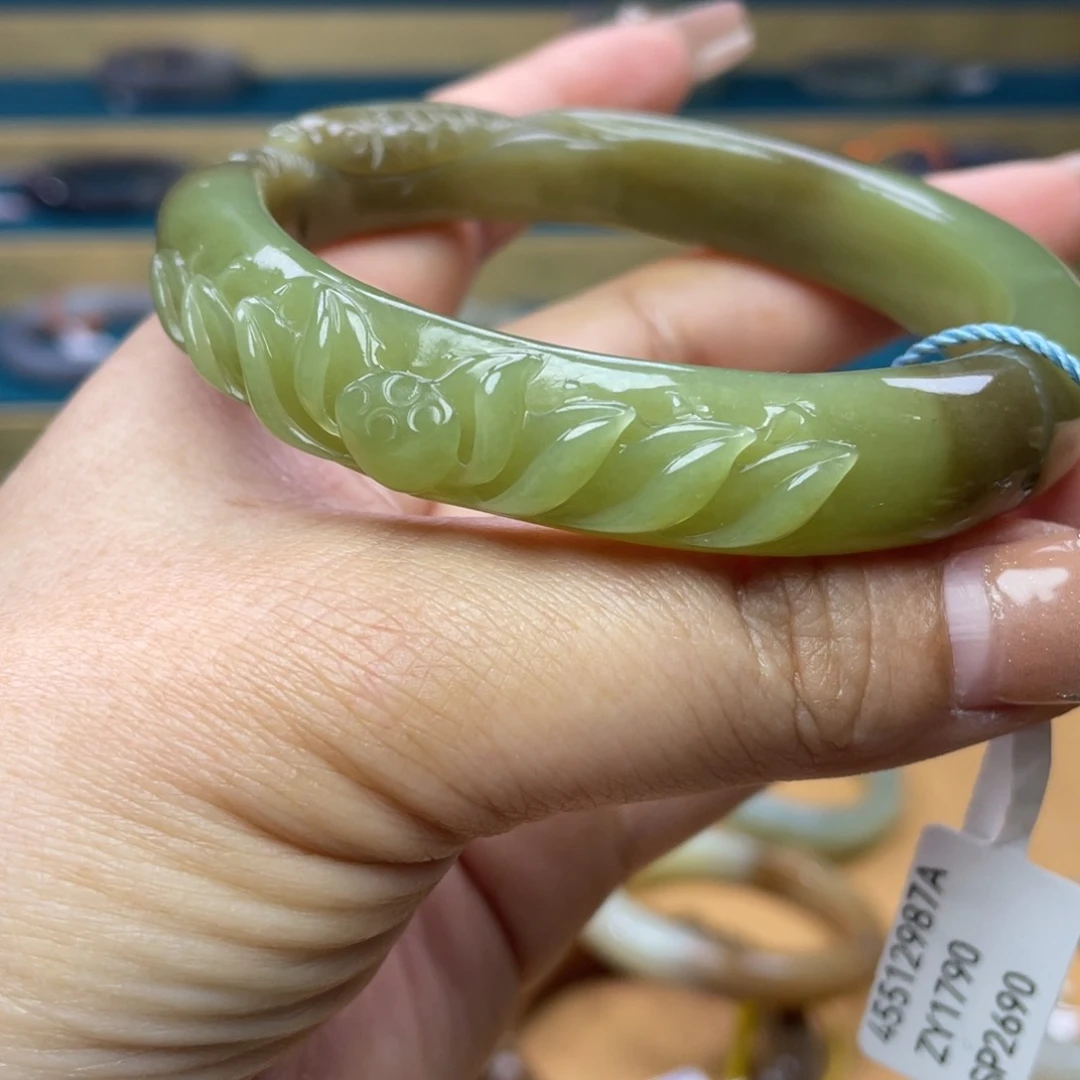 和田玉手镯62+圈口。编号72未镶嵌