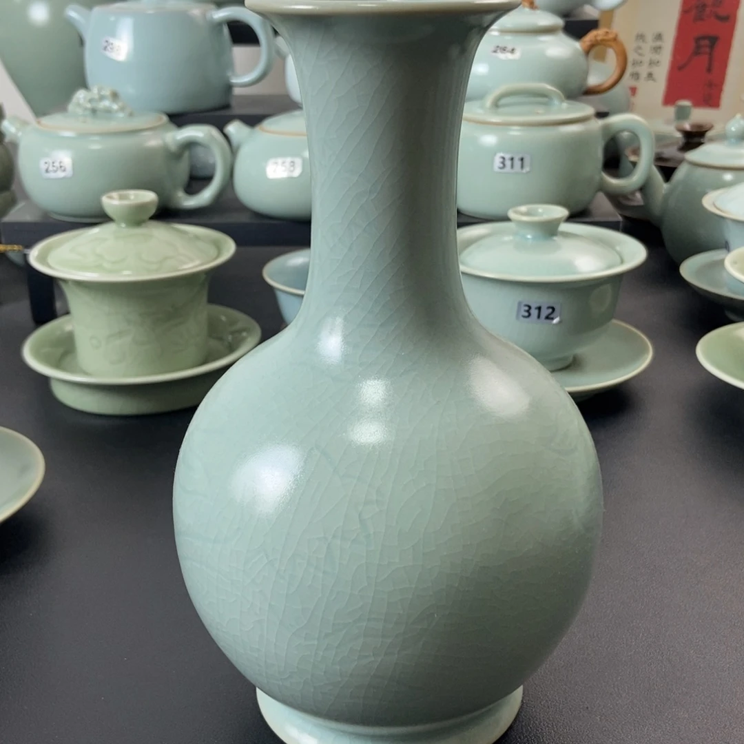 仿古釉刻花鹅颈瓶微瑕
