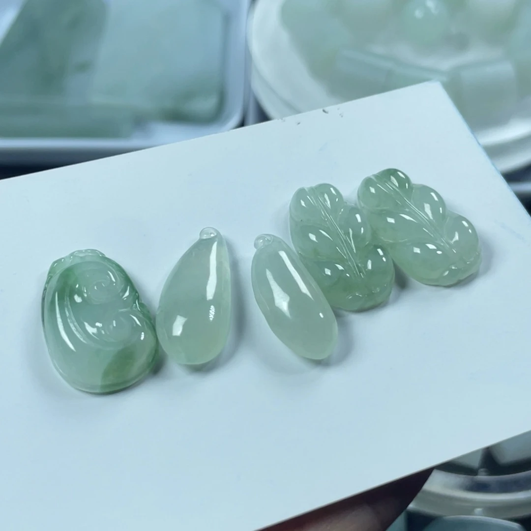 翡翠未镶嵌颈饰2叶+2瓜+如意