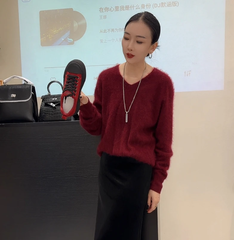 极简高级有质感V红色领貂绒毛衣