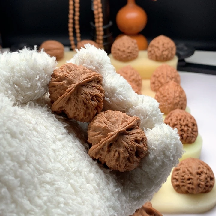 文玩核桃吊坠山地白狮子