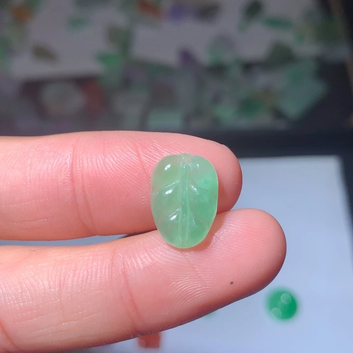 翡翠未镶嵌颈饰挂件