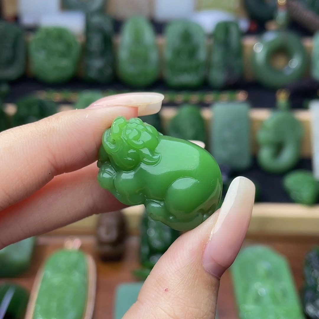 和田玉未镶嵌颈饰粉绿·貔貅