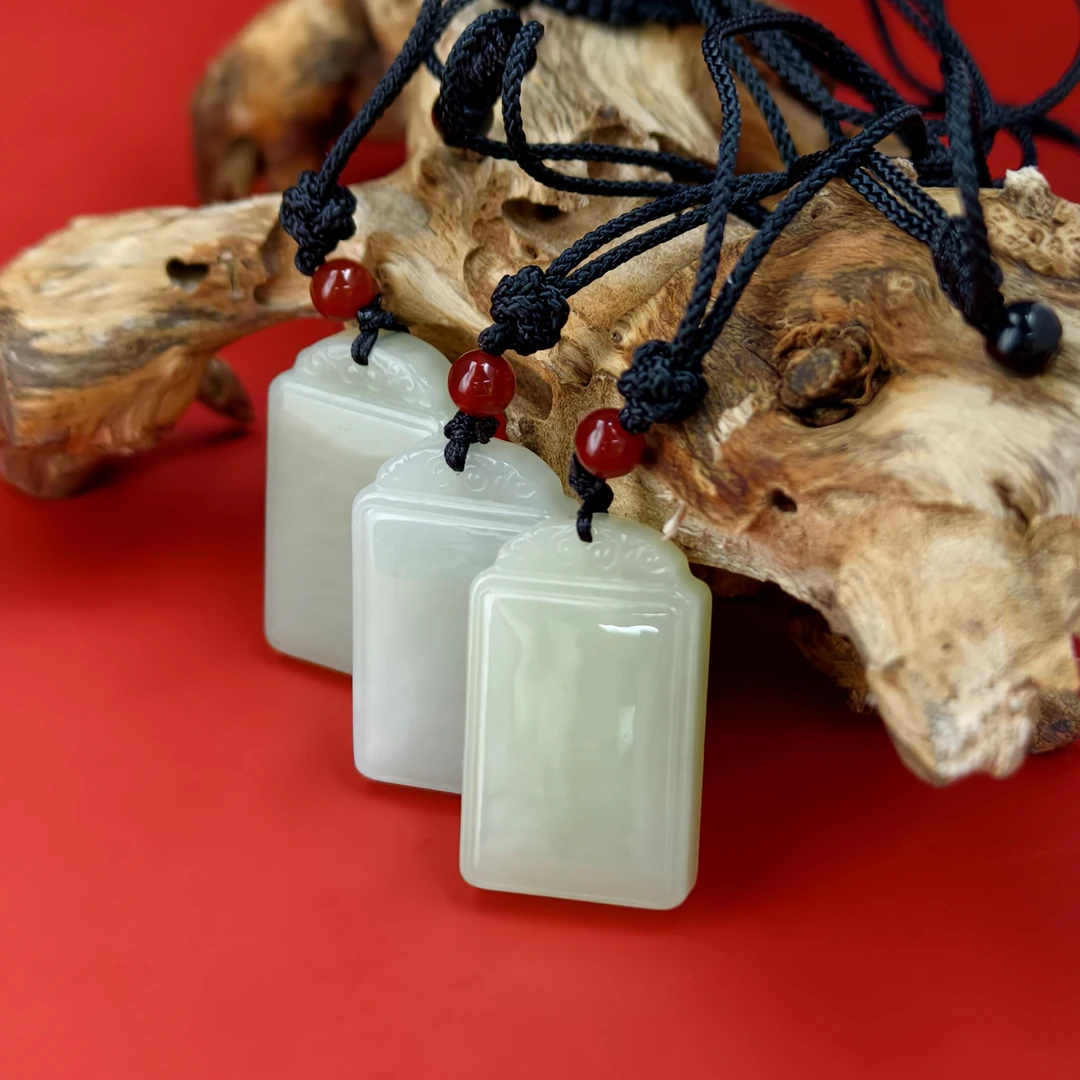 老鳯祥和田玉无事牌套链时尚轻奢生日礼物送妈妈送女友多样性发货