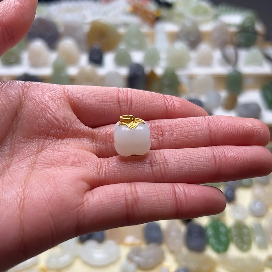 和田玉吊坠(赠链)18K金镶嵌春**雨