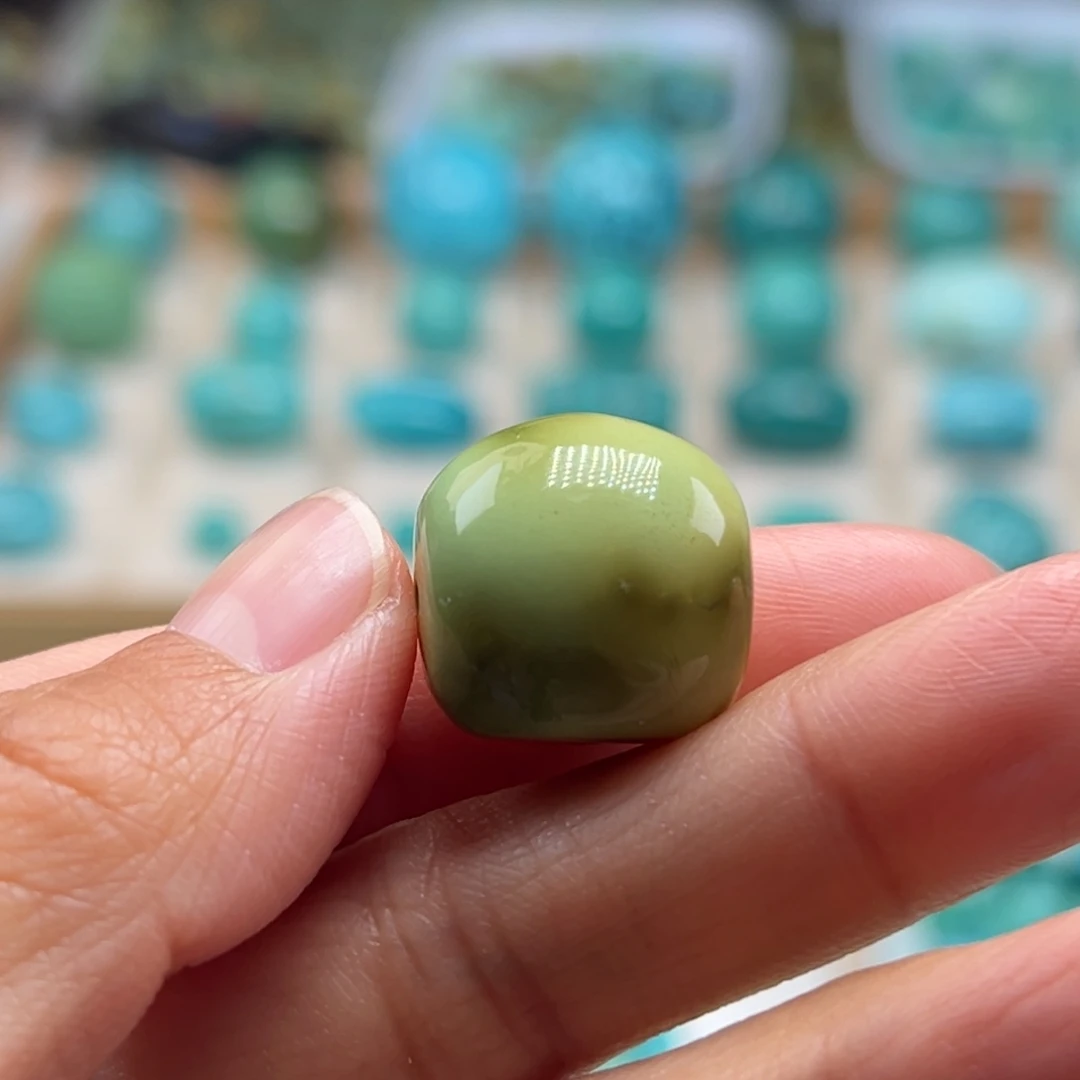 黃***黃绿松石未镶嵌珠宝奇石