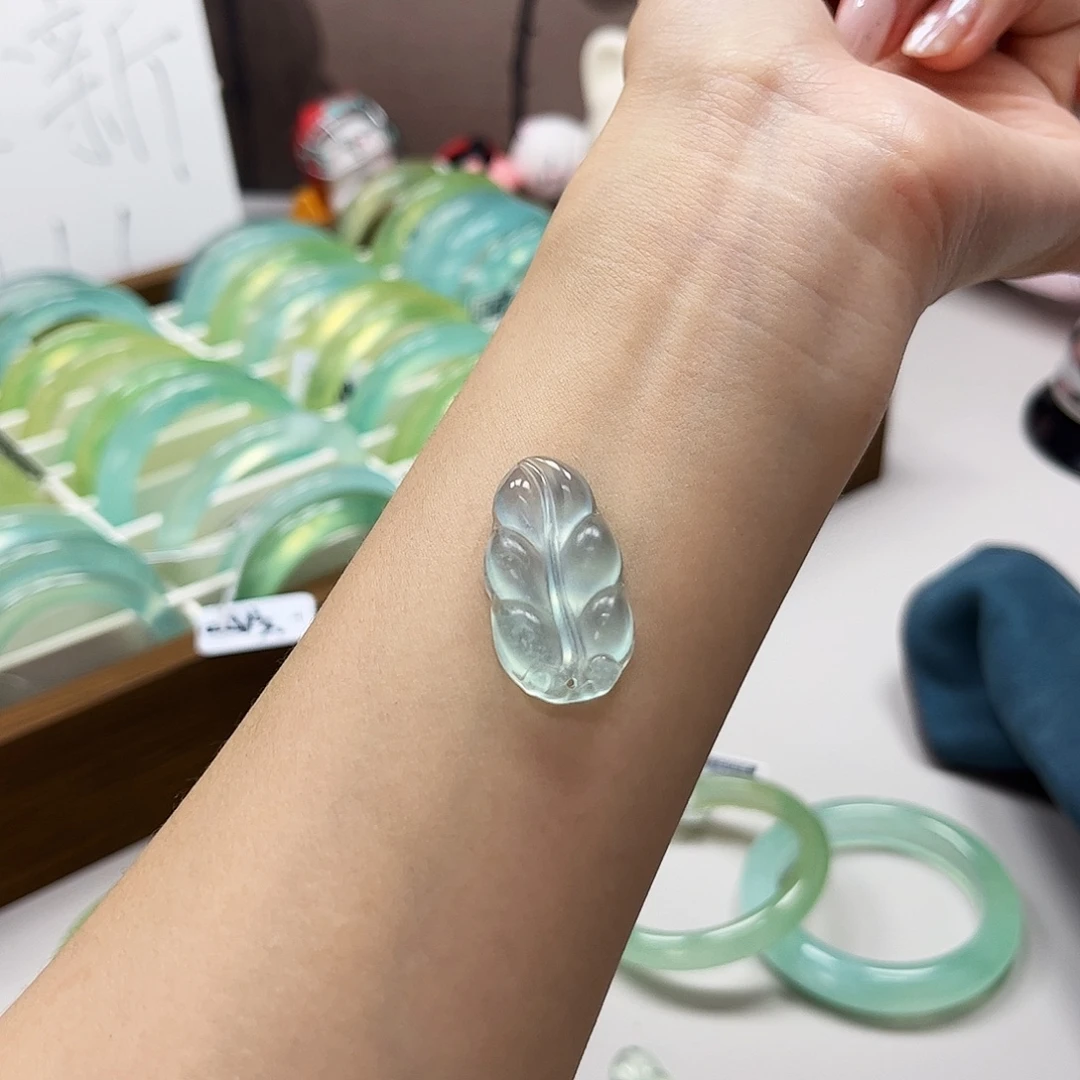 未镶嵌蛇纹石玉吊坠