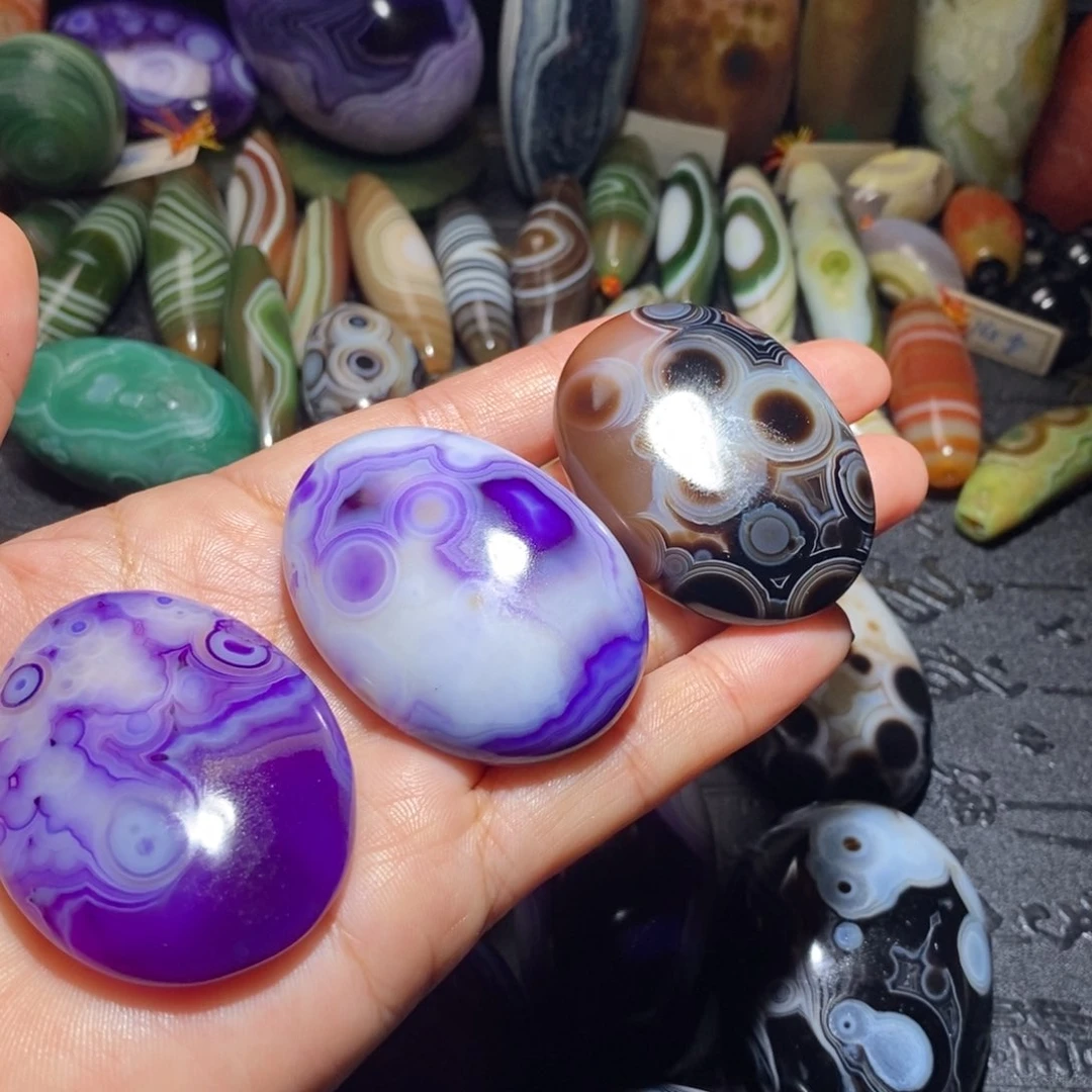 颈饰未镶嵌石英质玉皇**岸