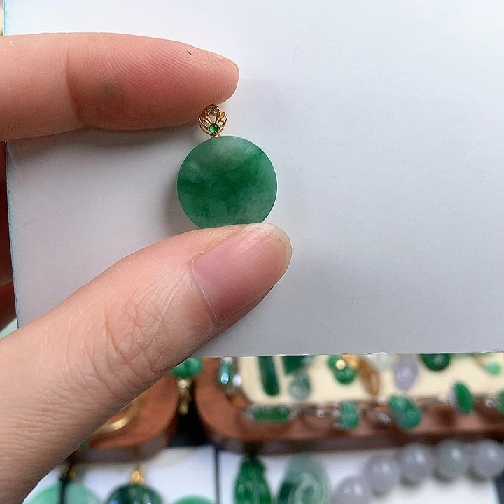 颈饰18K金镶嵌翡翠85236777