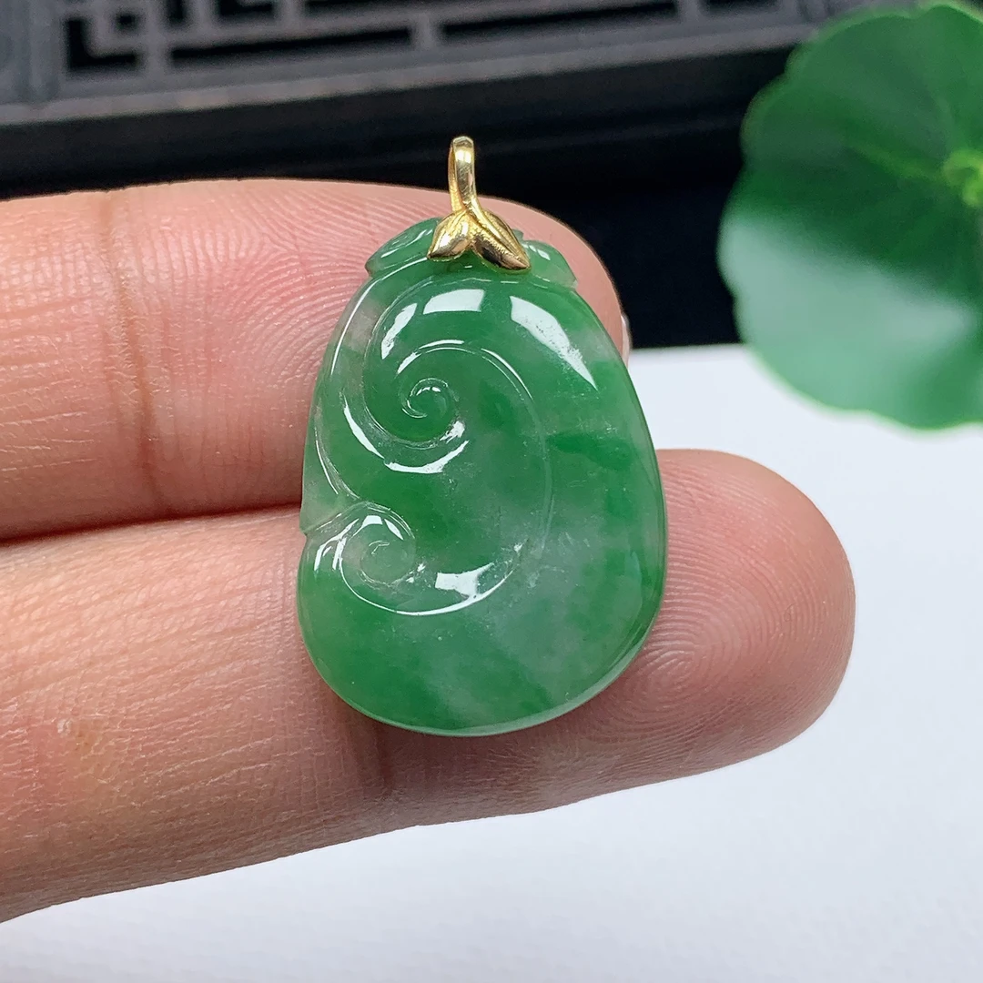天然翡翠A货18K金扣精美飘绿如意吊坠尺寸25.5*18.5*2.7mm