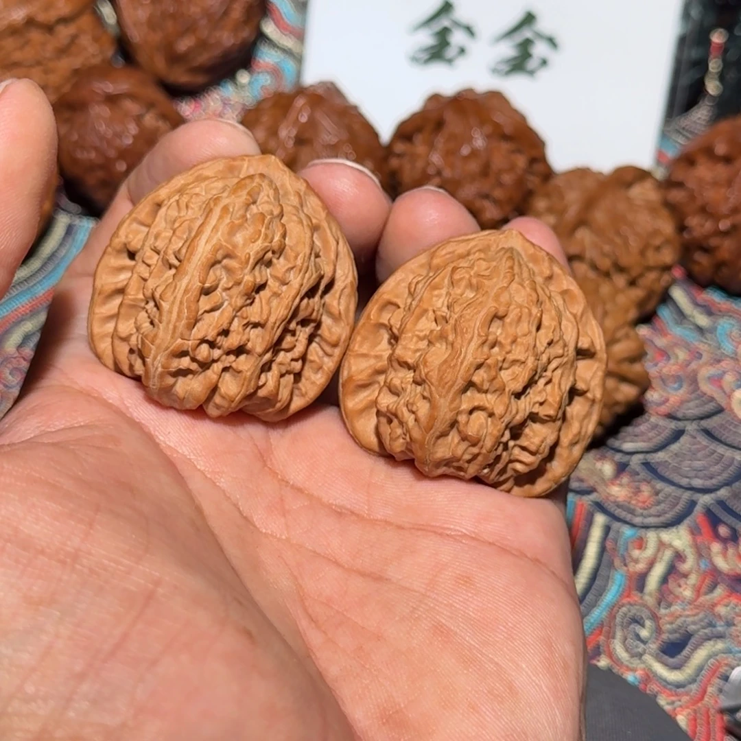 文玩核桃把件1815延庆三角白，尺寸37 38 37