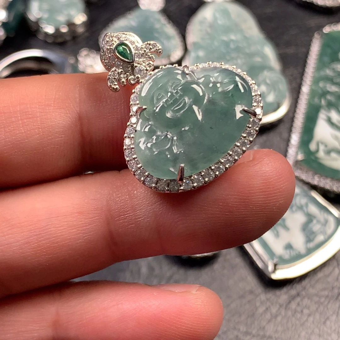 翡翠未镶嵌颈饰财神