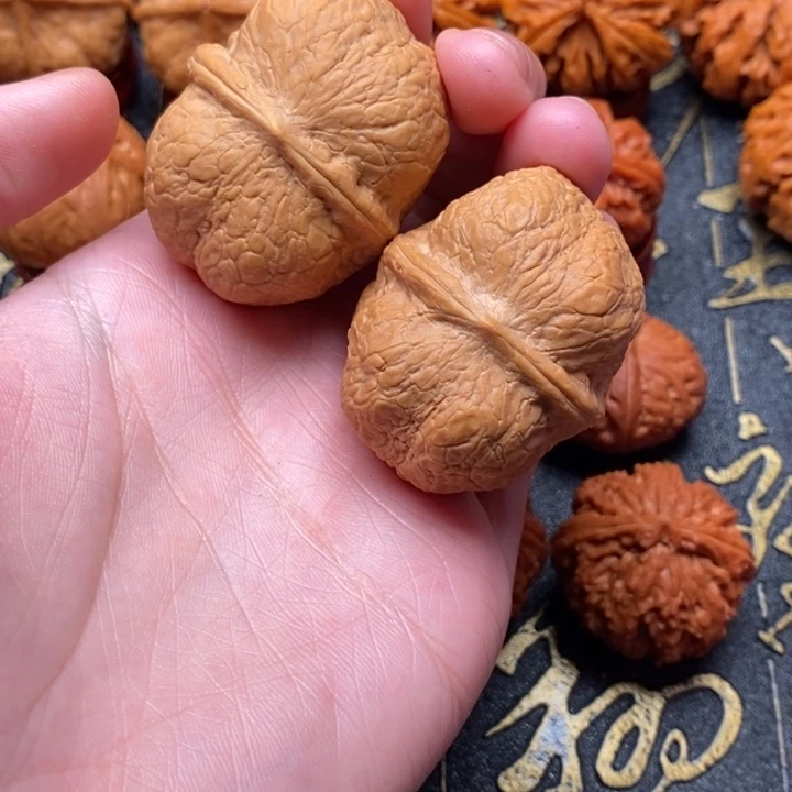 小***～文玩核桃吊坠方尊元宝