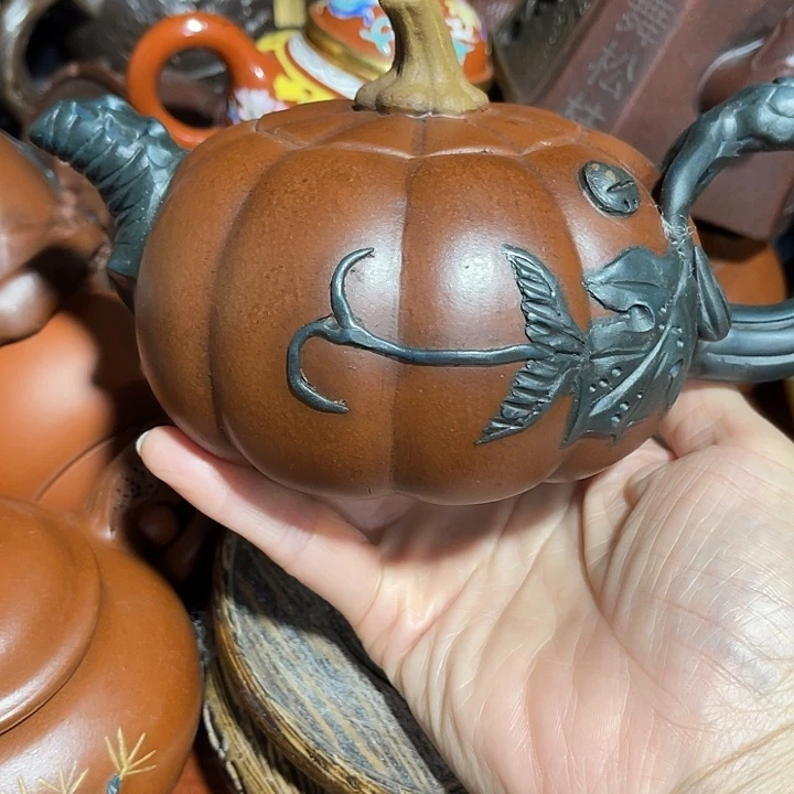 茶壶紫砂原泥料手工制作的一把紫砂壶。